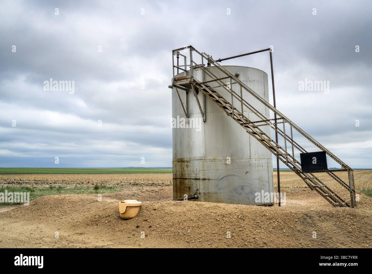 Der Gas-, Öl- und Produktionsanlagen im östlichen Colorado - eine Auffangwanne Stockfoto