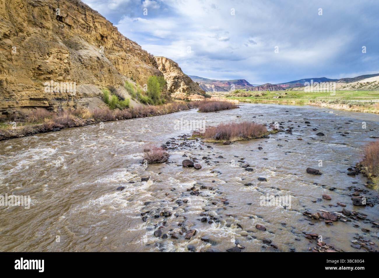 Ein Tal und Stromschnellen des oberen Colorado River unterhalb von Burns in Colorado, aus der Vogelperspektive Stockfoto