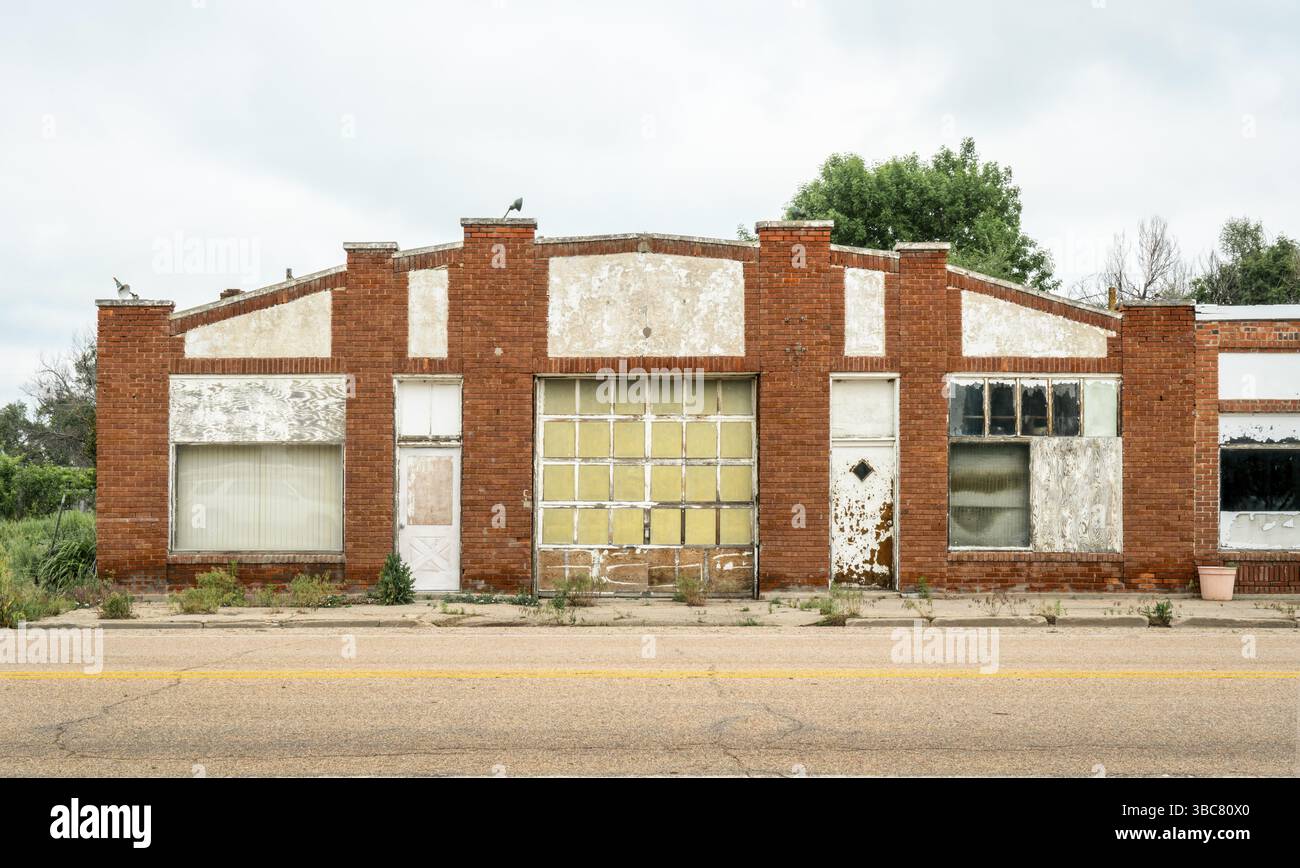 Garage oder Werkstatt in eine kleine ländliche Gemeinde im östlichen Colorado verlassen Stockfoto