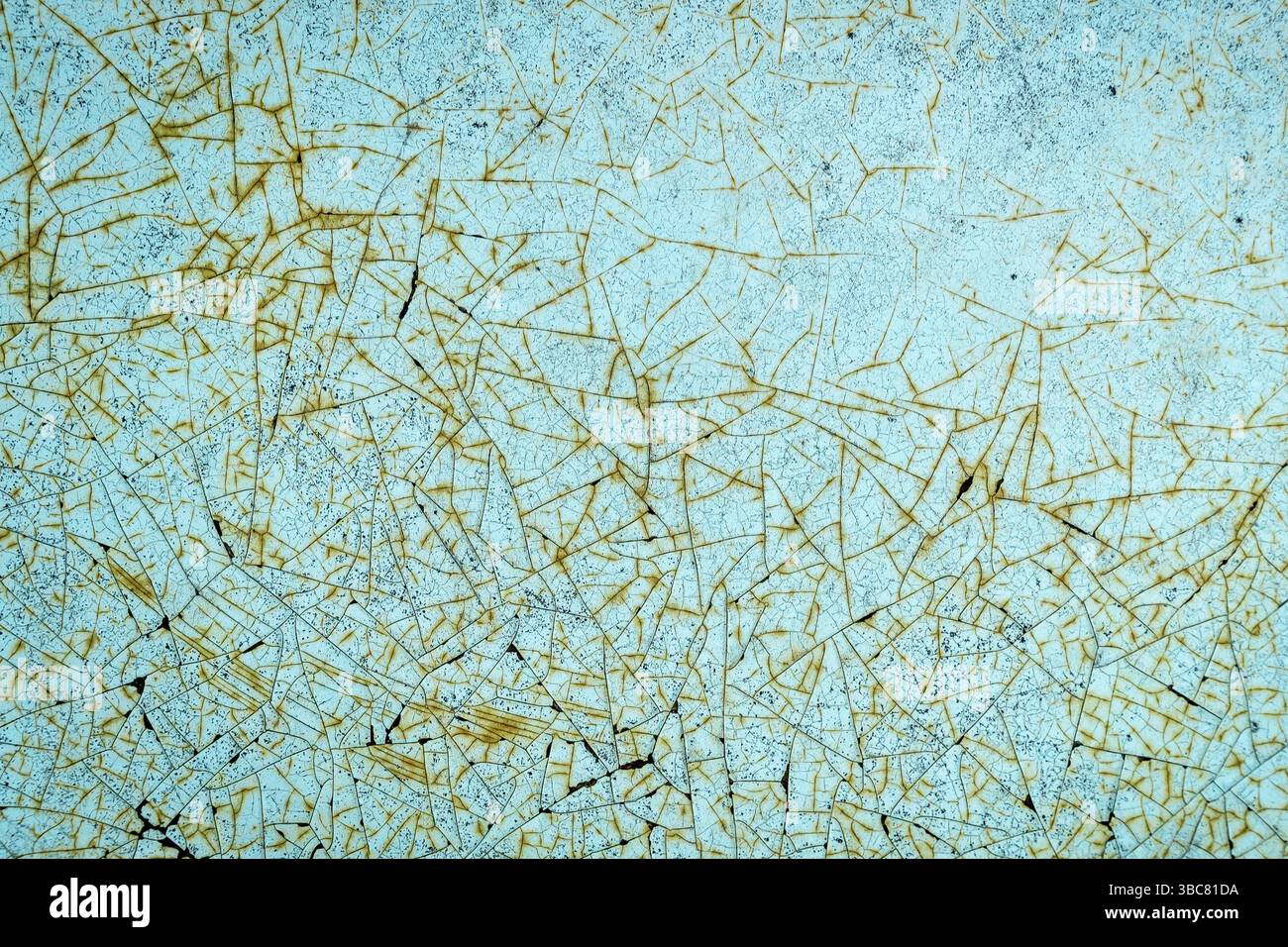 Nahaufnahme einer alten Karosserie aus Metall mit blauen Farben und rostigen Rissen Stockfoto