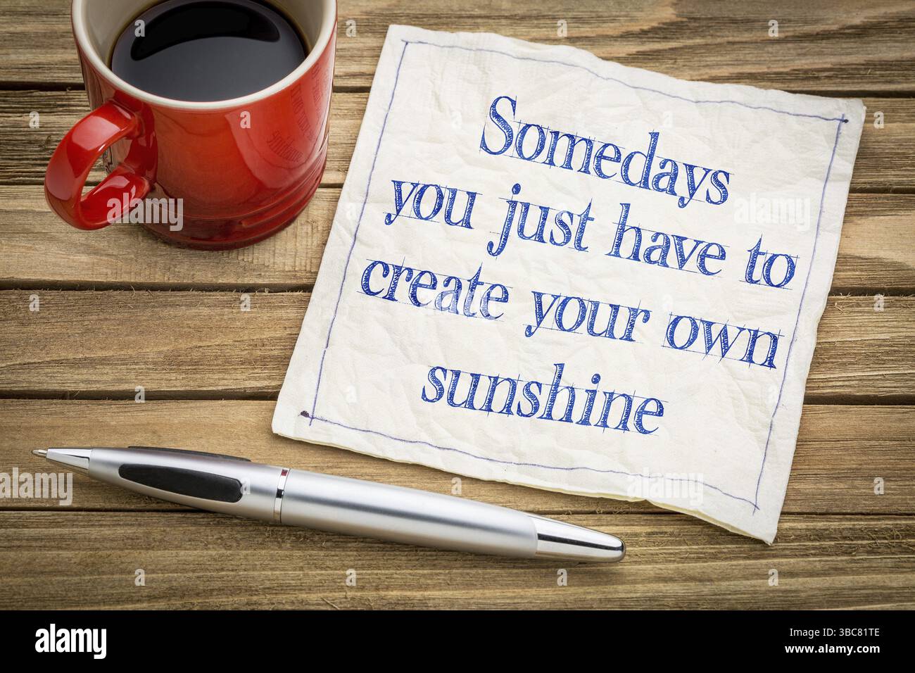 SOmedays, die musst du einfach erstellen Sie Ihre eigenen Sonnenschein - Handschrift auf einer Serviette mit einer Tasse Espressokaffee Stockfoto