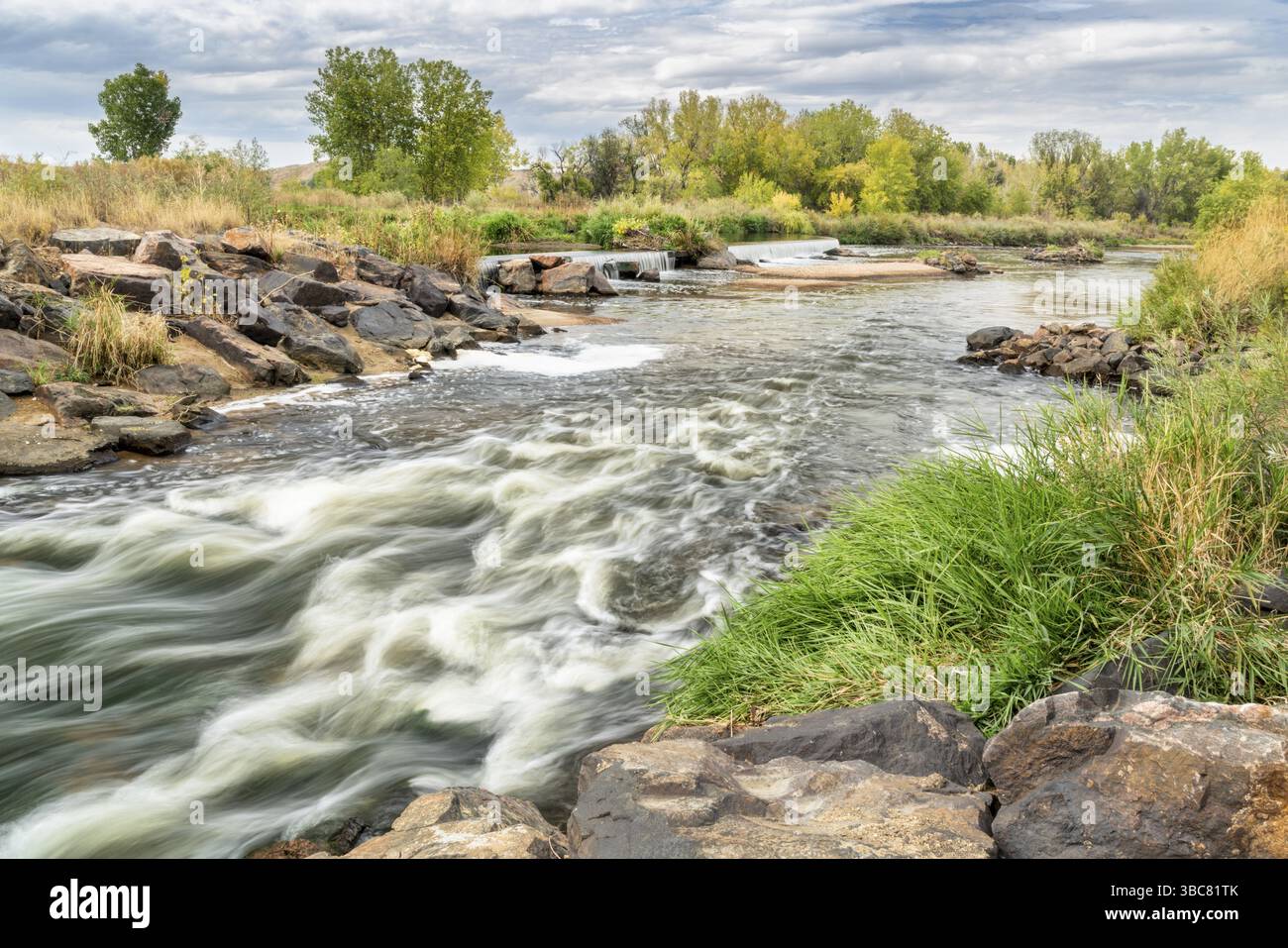 Wasserumleitungsdamm am South Platte River im Norden von Colorado unterhalb von Denver, frühherbstlich Stockfoto