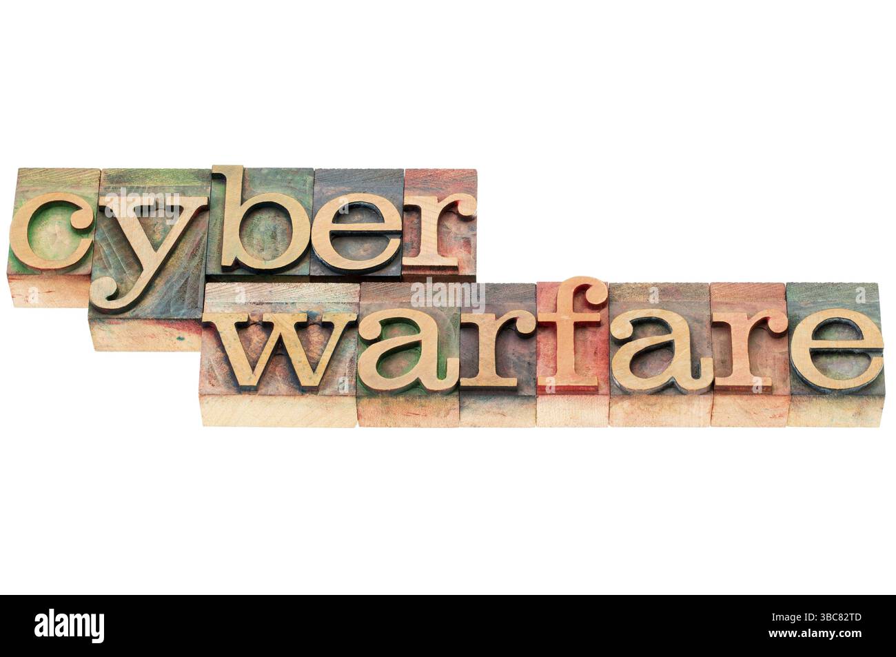 Cyber Warfare Words - isolierter Text in Buchdruckholz, gebeizt mit Farbtinten Stockfoto