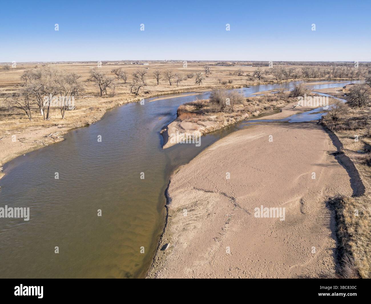 Aus der Vogelperspektive auf den South Platte River im Osten von Colorado unterhalb von Platteville, einer typischen Winterlandschaft mit freiliegenden Sandbänken Stockfoto