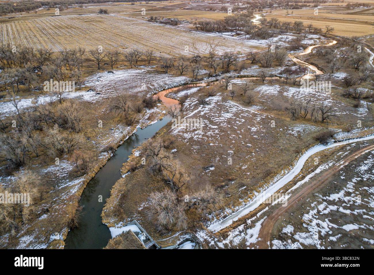 Farmland im Osten Colorados und Big Thompson River oberhalb des Zusammenflusses mit dem South Platte River, aus der Vogelperspektive in der Winterdämmerung Stockfoto