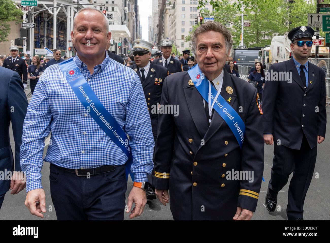 New York, New York, USA. Mai 2025. FDNY-Kommissar Robert Tucker und Rabbi Jospeh Potasnik marschieren am israelischen Tag Parade zum Thema Hatikvah „die Hoffnung“ auf der 5th Avenue in New York am 18. Mai 2025 (Foto: © Lev Radin/ZUMA Press Wire) NUR ZUR REDAKTIONELLEN VERWENDUNG! Nicht für kommerzielle ZWECKE! Stockfoto