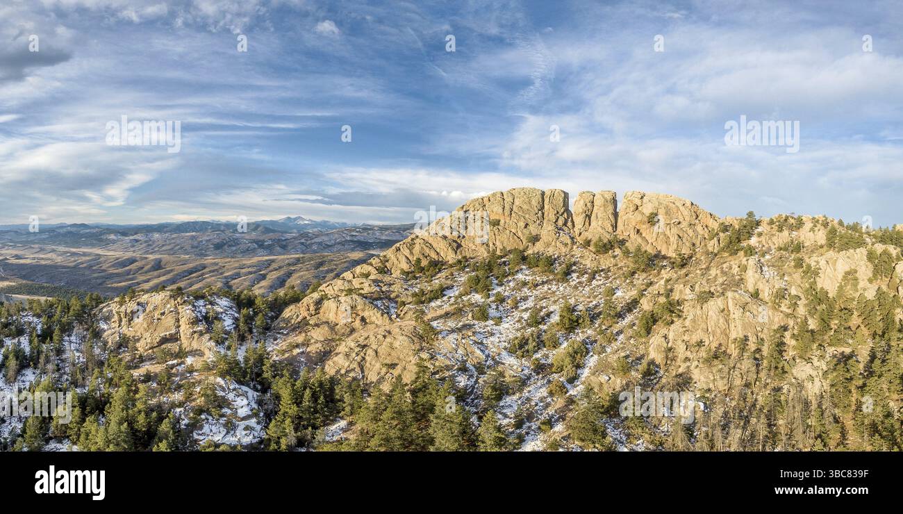 Panoramablick auf Horsetooth Rock, ein Wahrzeichen von Fort Collins, Colorado, Winterlandschaft mit etwas Schnee Stockfoto