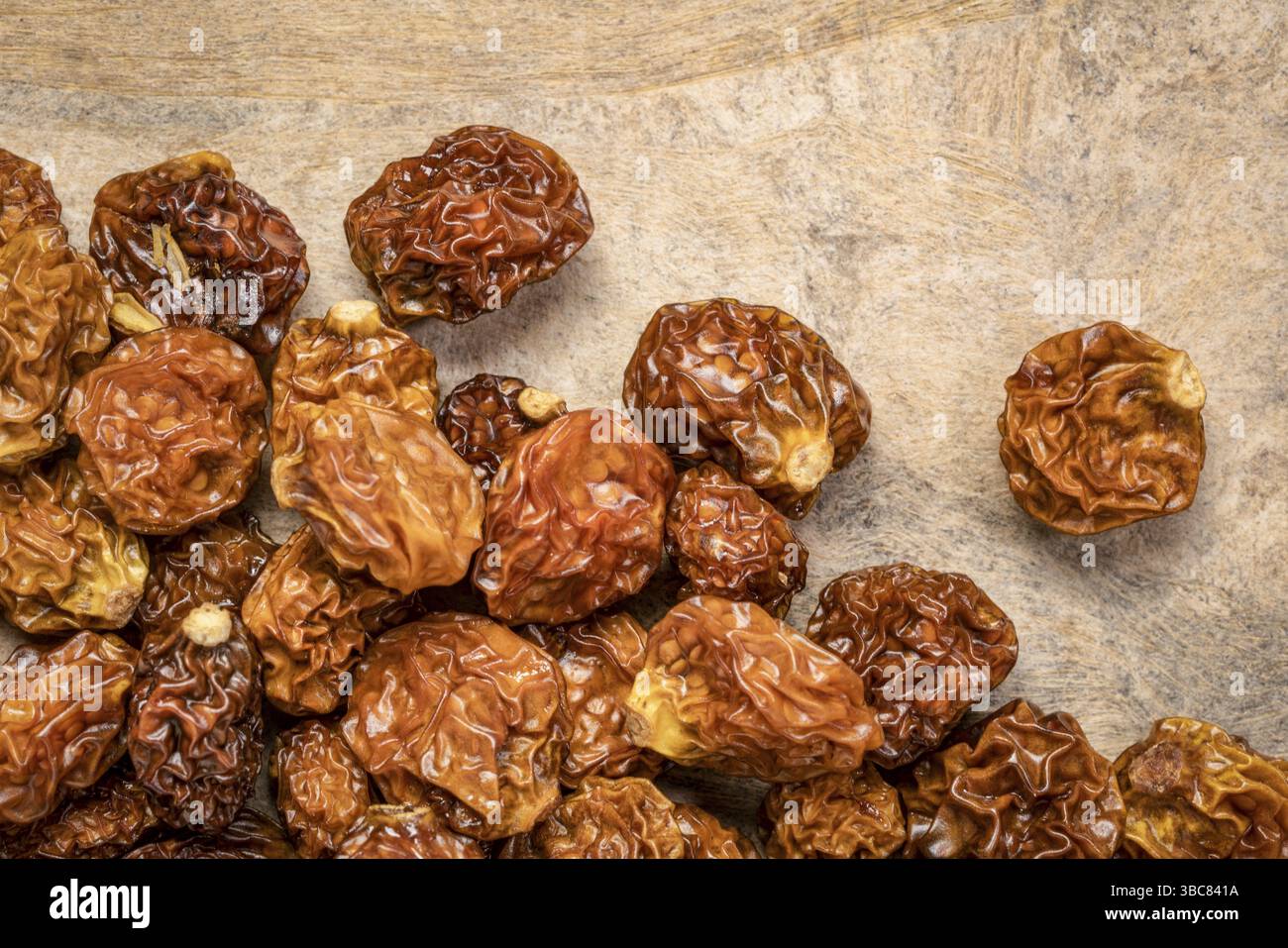 Getrocknete Goldbeeren auf einem strukturierten Rindenpapier Hintergrund Stockfoto
