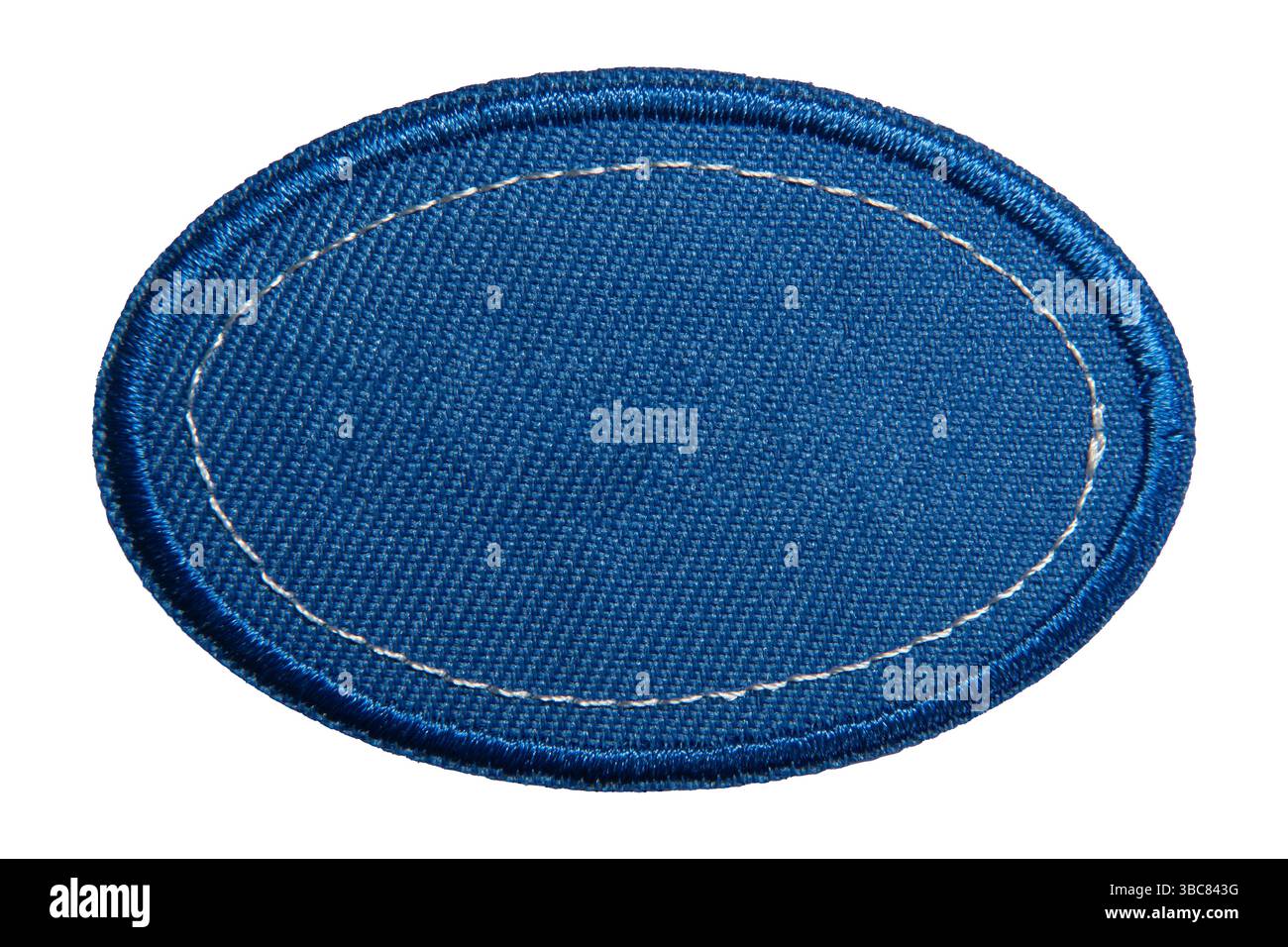 Blaues, ellipsenförmiges, bügelförmiges Patch-Emblem auf weißem Hintergrund mit Beschneidungspfad Stockfoto