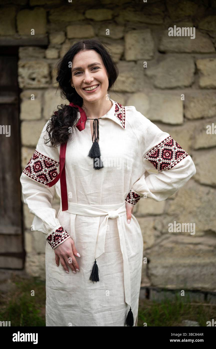 Nicht exklusiv: Eine Frau trägt ein Vyshyvanka (ukrainisches besticktes Hemd) der Region Cherson im Nationalmuseum für Volksarchitektur und Leben von Stockfoto