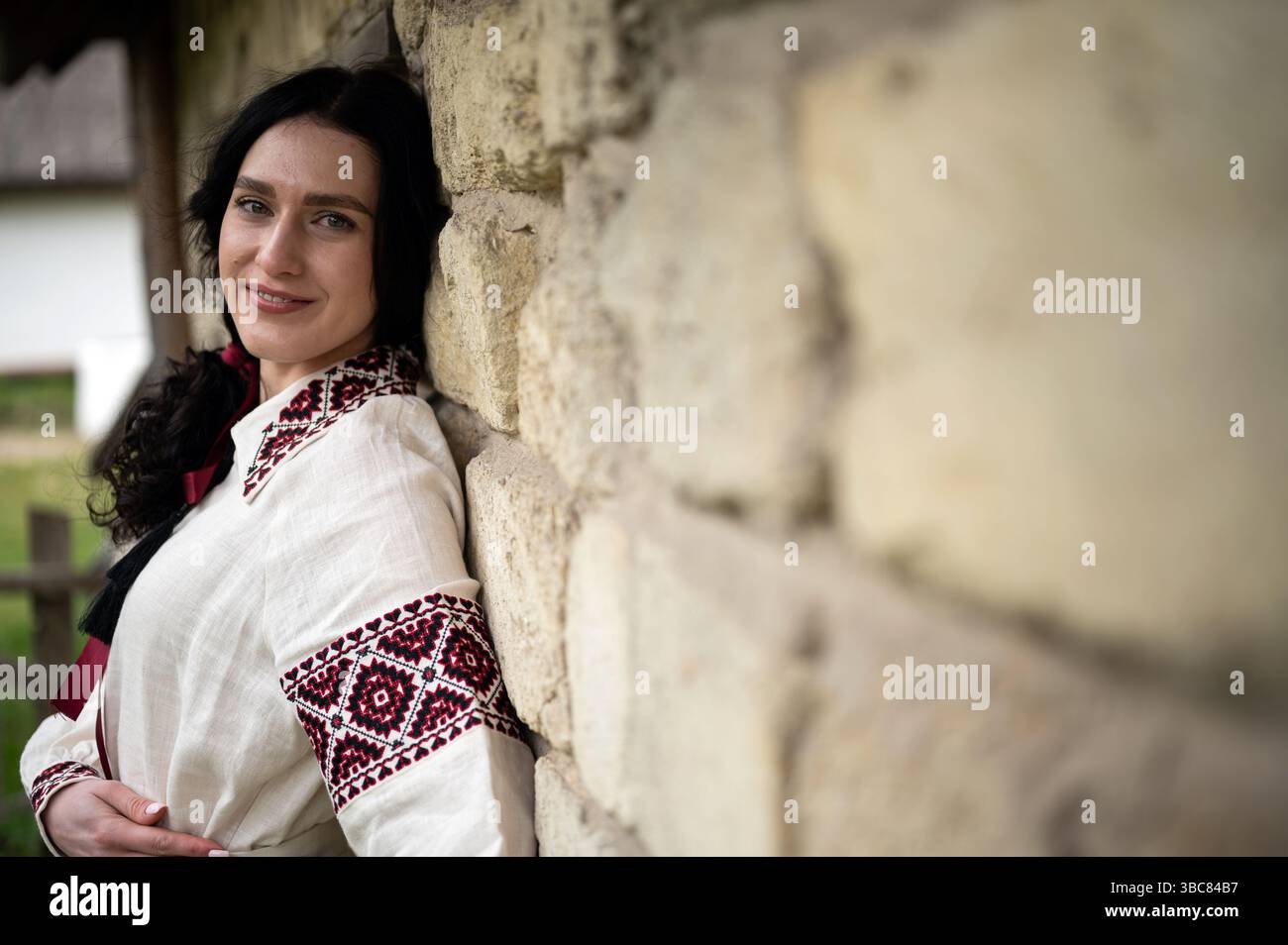 Nicht exklusiv: Eine Frau trägt ein Vyshyvanka (ukrainisches besticktes Hemd) der Region Cherson im Nationalmuseum für Volksarchitektur und Leben von Stockfoto