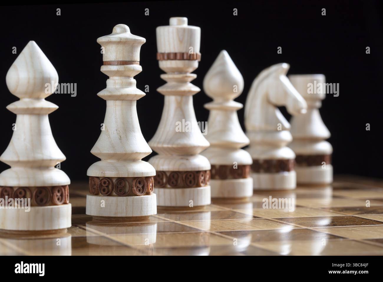 Weiße Schachfiguren auf einem Schachbrett. Ein Puzzlespiel mit kniffligen Kombinationen, die Planung und Denken erfordern Stockfoto