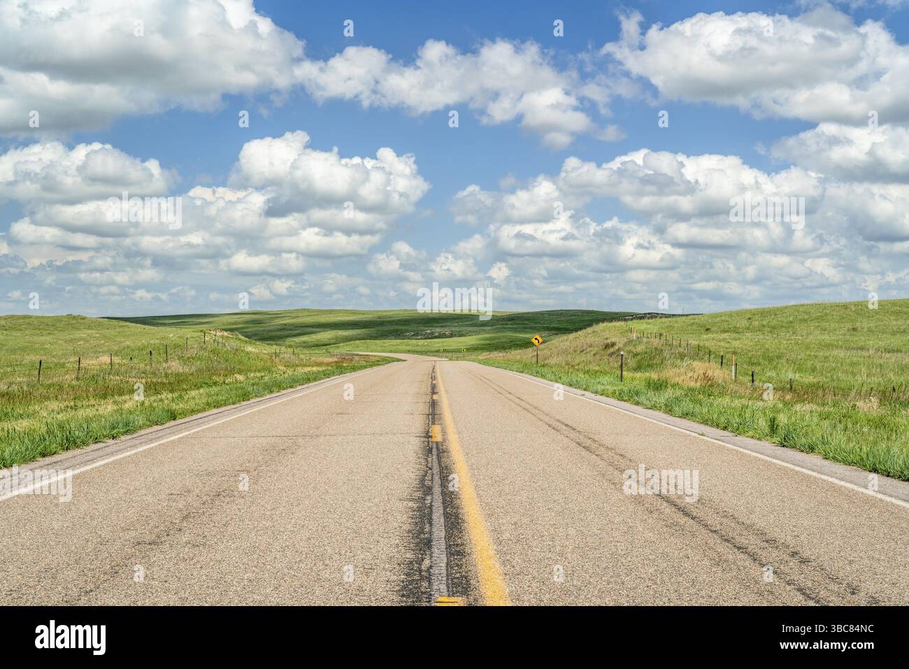 Ländliche Autobahn durch Nebraska Sandhills an einem sonnigen Sommertag, Reise- oder Reisekonzept Stockfoto