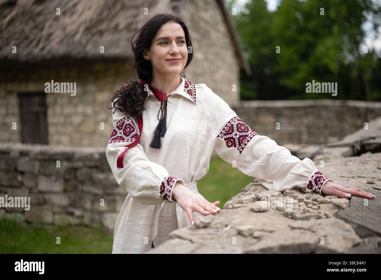 Nicht exklusiv: Eine Frau trägt ein Vyshyvanka (ukrainisches besticktes Hemd) der Region Cherson im Nationalmuseum für Volksarchitektur und Leben von Stockfoto