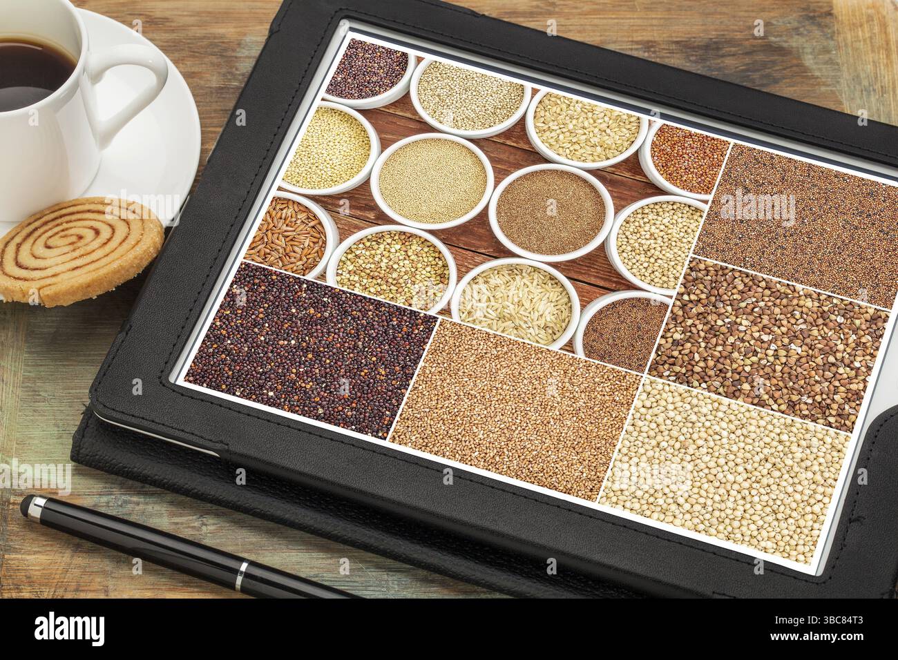 Rustikaler Hintergrund aus verwittertem Holz mit Körnung und Knoten (vertikale Dielen) Stockfoto