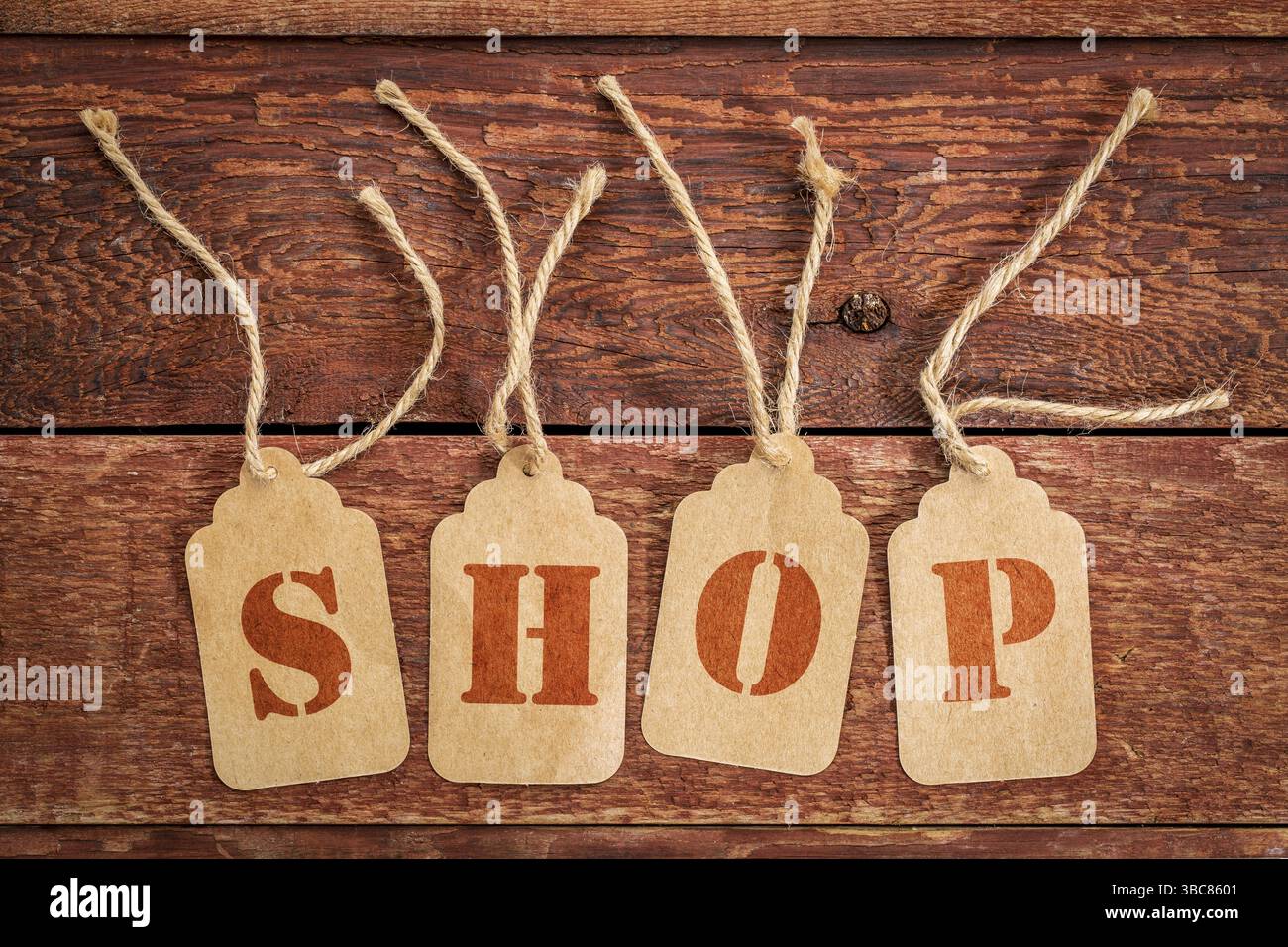 Shopo-Schild oder -Konzept - Buchstaben auf Preisanhängern gegen rustikal rot lackiertes Scheunenholz Stockfoto