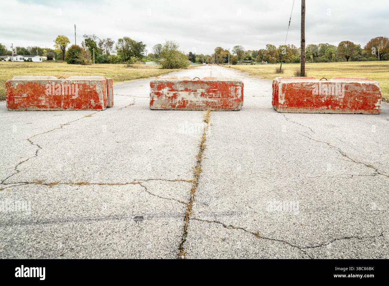 Schwere Betonblockaden blockieren Autobahn oder Straße. Hindernis, Sackgasse oder Hindernis für Fortschritt Konzept Stockfoto