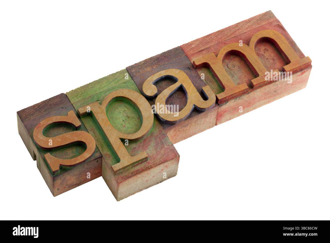 Das Wort Spam (unerbetene und unerwünschte kommerzielle E-Mail-Nachrichten) - Vintage Holzblöcke, gebeizt mit farbiger Tinte, isoliert auf weiß Stockfoto