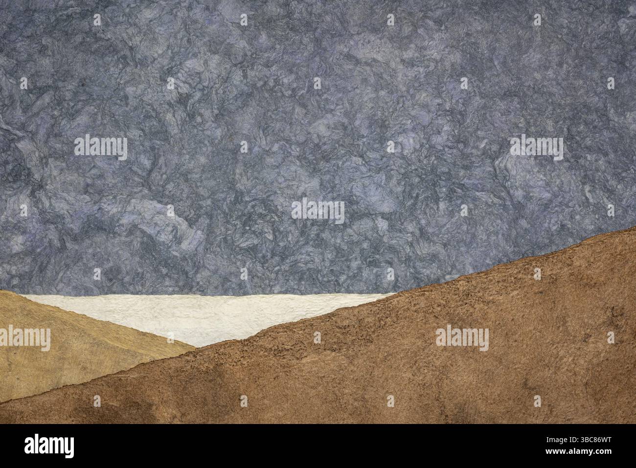 Abstrakte Landschaft in Erdtönen mit Amate-Rindenpapieren, die in Mexiko aus Amate-, Brennnessel- und Maulbeerbäumen handgefertigt wurden Stockfoto