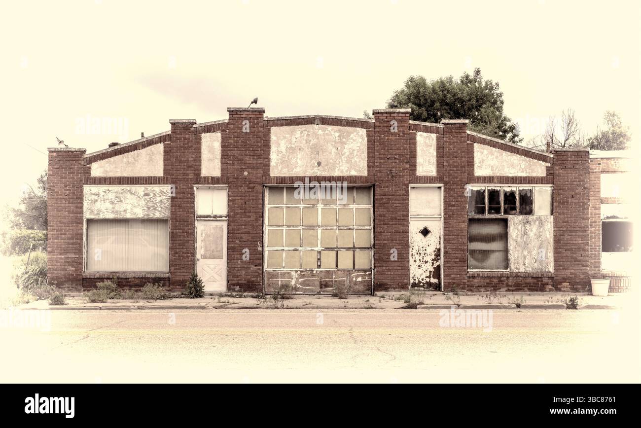 Garage oder Werkstatt in eine kleine ländliche Gemeinde im östlichen Colorado aufgegeben, Bild verarbeitet als Hand getönte opalotype Stockfoto
