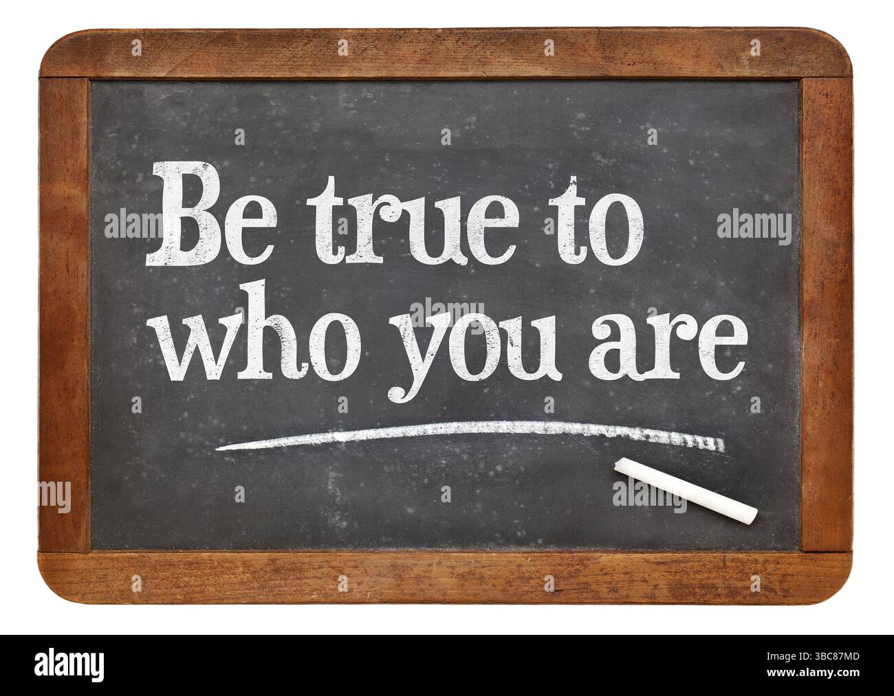 Bleiben Sie treu, wer Sie sind – inspirierende Ratschläge auf einer Vintage-Schiefertafel Stockfoto