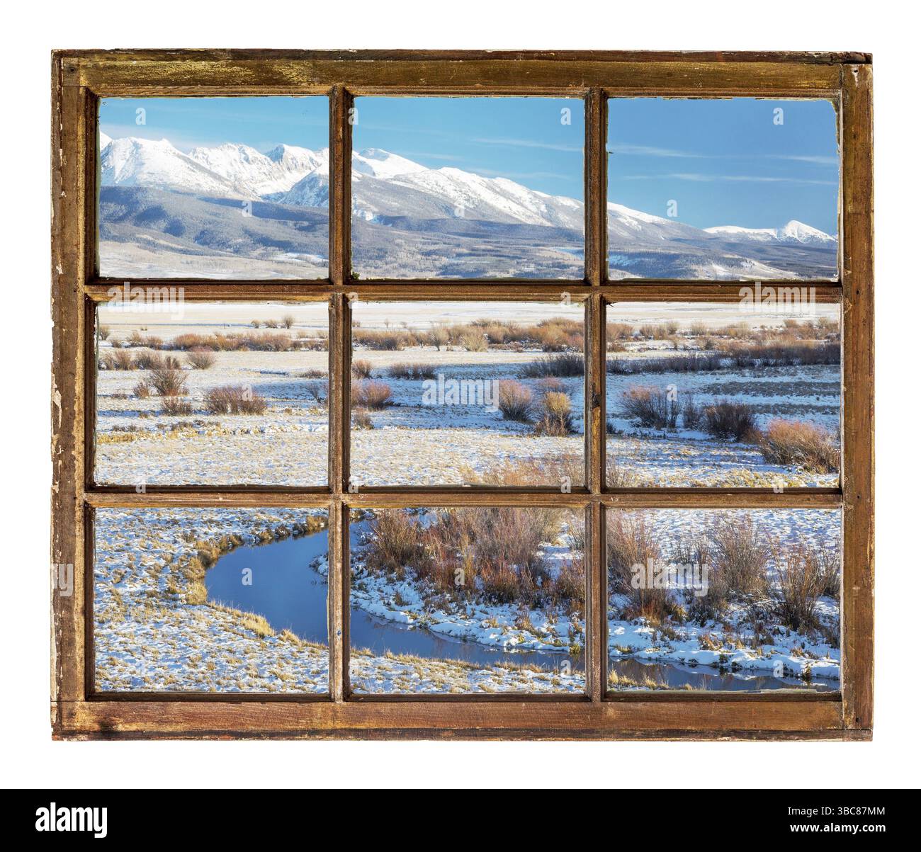 Reisekonzept oder eine Grußkarte aus Colorado - Flusstal und schneebedeckte Berge durch Vintage, Grunge, Schiebefenster mit schmutzigem Glas Stockfoto