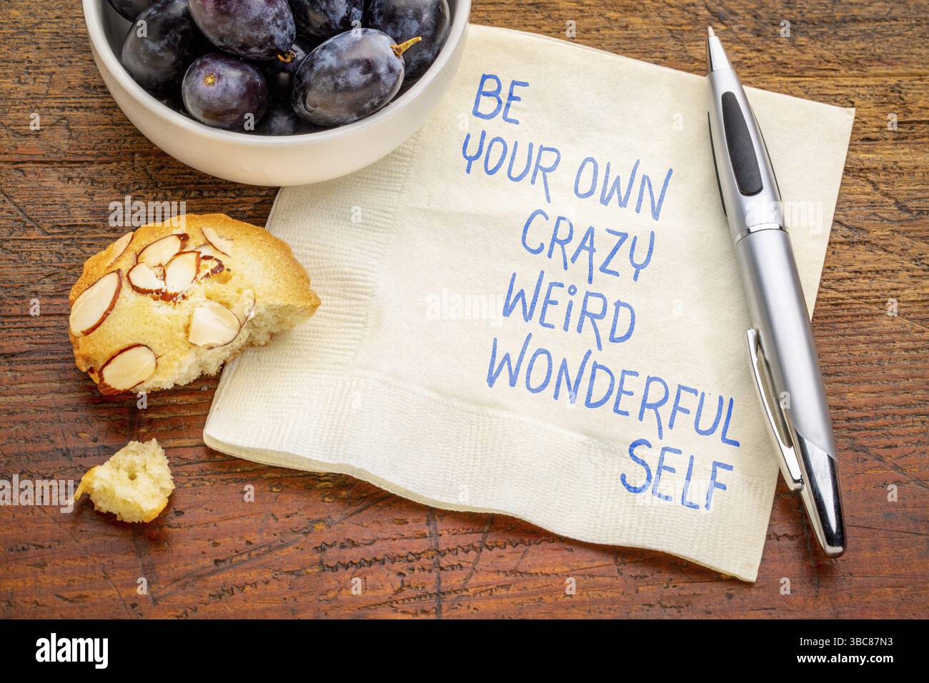 Eine eigene Verrückte, schräg, wunderbar selbst inspirationla Handschrift auf Serviette mit Trauben und Cookie. Stockfoto