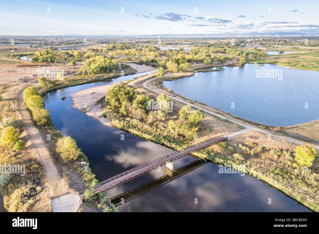 South Platte River mit radwege unter Denver im Norden von Colorado, Luftaufnahme Stockfoto