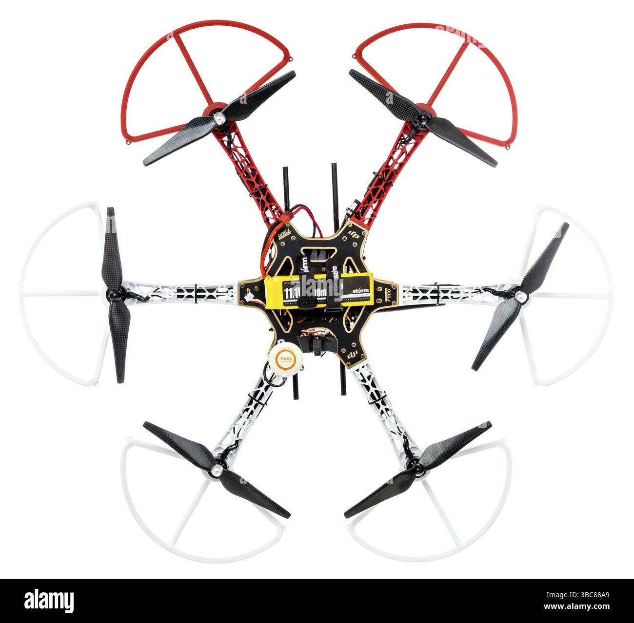 FORT COLLINS, CO, USA, 14. Januar 2015: Funkgesteuerte DJI F550 Flame Wheel Hexacopter-Drohne mit Kohlefaserpropellern und LiPo-Batterie. Top-Film Stockfoto