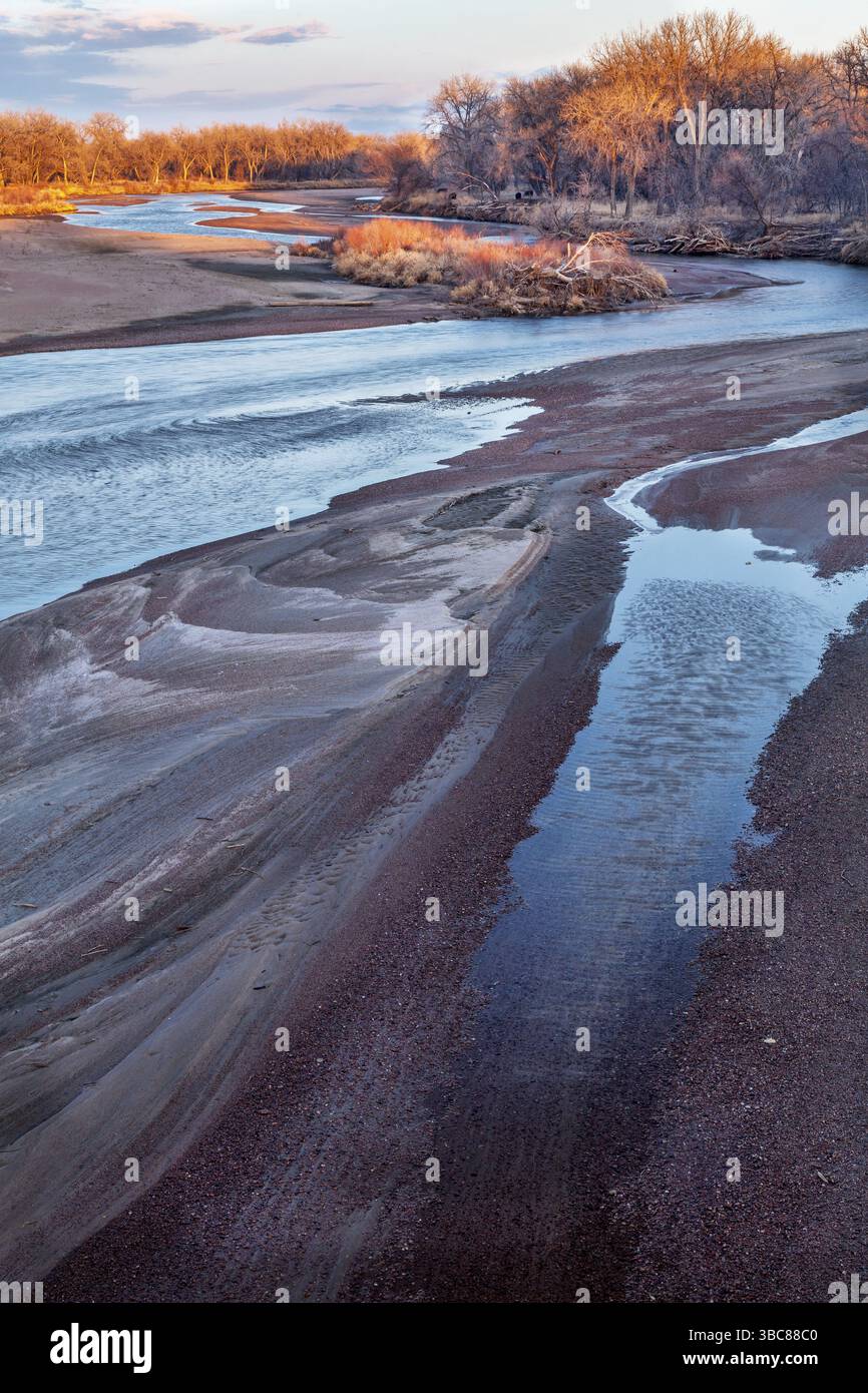 Winter Sonnenuntergang über Sandbänken und Mäandern des South Platte River im Osten von Colorado Stockfoto
