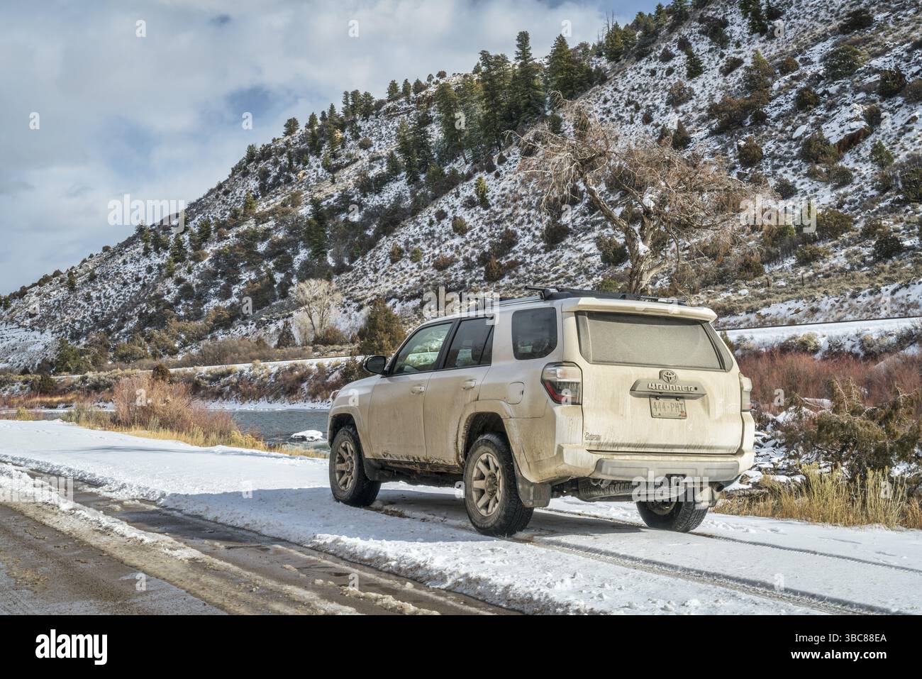 BURNS, CO, USA - 27. NOVEMBER 2016: Winterreise auf einer unbefestigten Straße entlang des Colorado River mit Toyota 4Runner SUV (2016 Trail Edition) Stockfoto