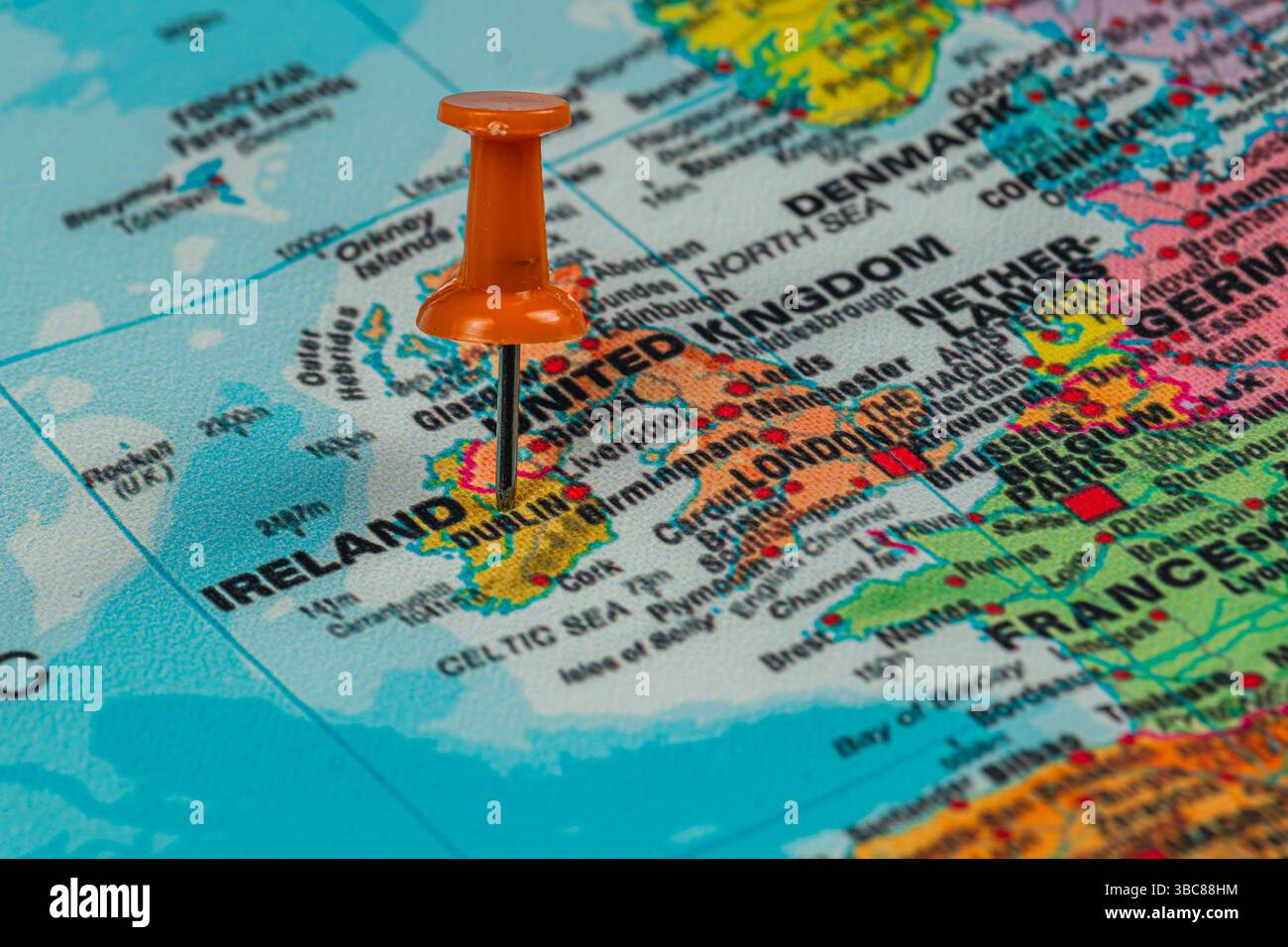 Eine leuchtend orangefarbene Nadel markiert die Lage von Dublin auf einer detaillierten Karte von Irland und zeigt seine geografische Lage zwischen den umliegenden Regionen und Landma Stockfoto