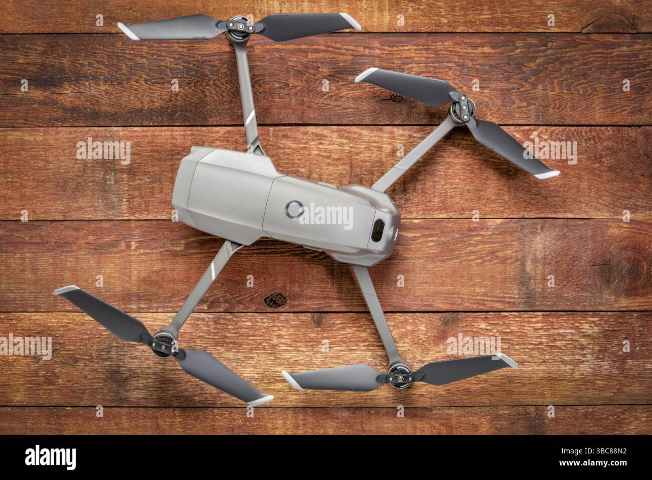 Fort Collins, CO, USA – 27. Dezember 2018: DJI Mavic 2 Pro gegen Rustic Wood – eine andvanced Prosumer Faltdrohne Stockfoto