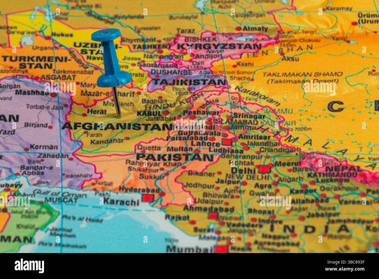 Eine detaillierte Karte zeigt Afghanistan in Südasien, markiert mit einer blauen Stecknadel. Zu den umliegenden Ländern gehören Pakistan, Tadschikistan und Usbekistan, SHO Stockfoto