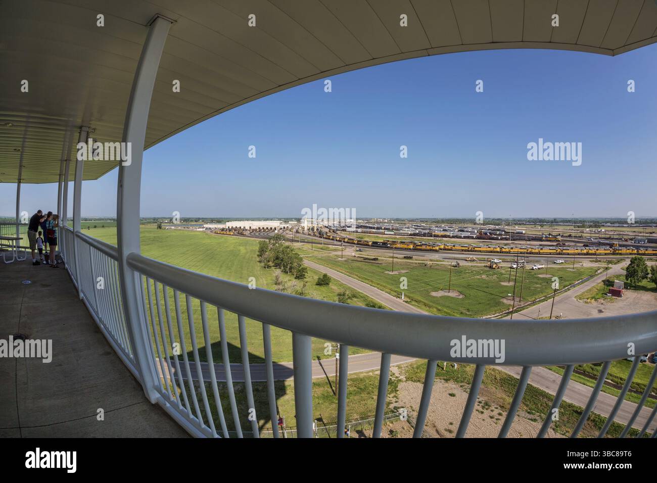 NORTH PLATTE, NEBRASKA, 14. JULI 2014: Fisheye-Blick auf den Bahnhof Bailey von Union Pacific vom Golden Spike Tower aus. Hier trifft Osten auf Westen auf die U Stockfoto