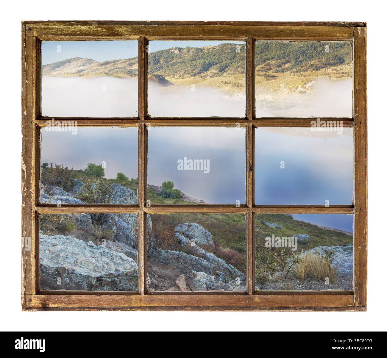 Colorado Mountain Tal und See im Nebel wie aus einem Schiebefenster der alten Hütte Stockfoto