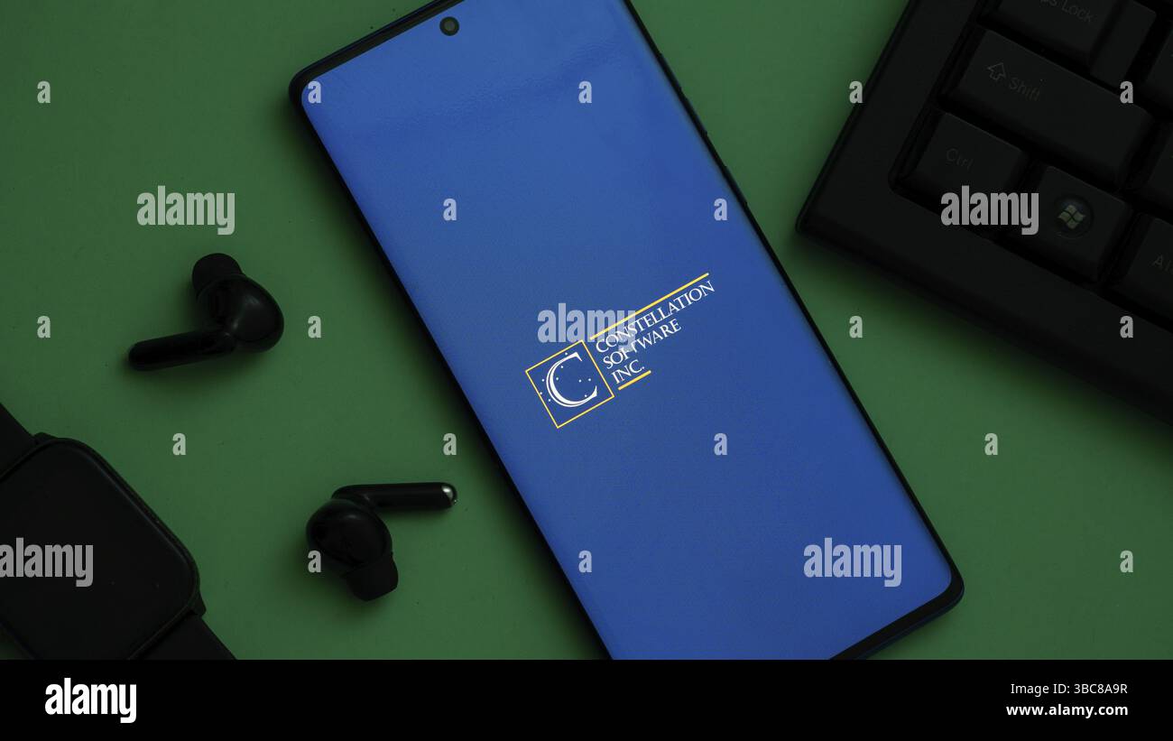 Dhaka, Bangladesch 16. Mai 2025: Mobiltelefon mit Logo des kanadischen Unternehmens Constellation Software Inc. Vor der Business-Website Stockfoto