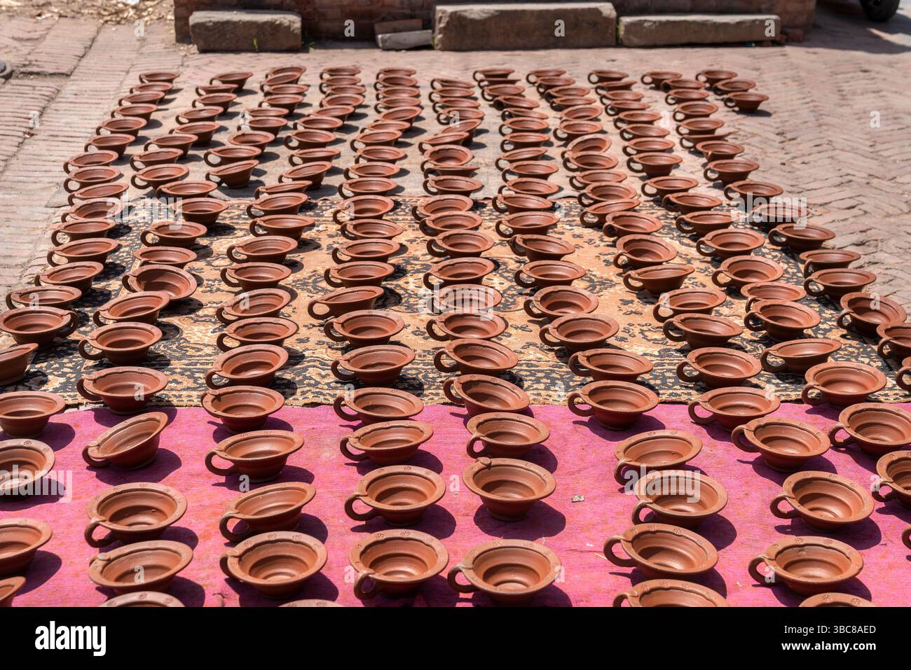 Der Pottery Square in Bhaktapur, Nepal, ist ein pulsierendes Zentrum für Kultur, Handwerk und Kreativität. Bhaktapur Durbar Square. Stockfoto