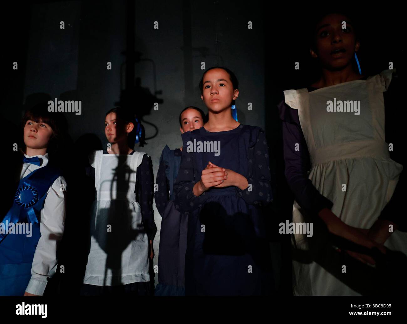 Queens, Usa. Mai 2025. Ballerinas warten darauf, auf die Bühne zu treten, wenn die Joffrey Ballet School Children's & Youth Ballet Programs am Sonntag, den 18. Mai 2025 in New York City im LaGuardia Performing Arts Center die innovative Nacherzählung des Klassikers The Wonderful Wizard of Oz präsentieren. Foto: John Angelillo/UPI Credit: UPI/Alamy Live News Stockfoto