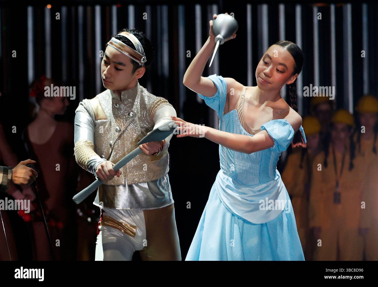 Queens, Usa. Mai 2025. Tänzer in den Rollen der Dorothy und des Tin man treten auf, wenn die Joffrey Ballet School Children's & Youth Ballet Programs am Sonntag, den 18. Mai 2025 in New York City im LaGuardia Performing Arts Center die innovative Nacherzählung des Klassikers The Wonderful Wizard of Oz präsentieren. Foto: John Angelillo/UPI Credit: UPI/Alamy Live News Stockfoto