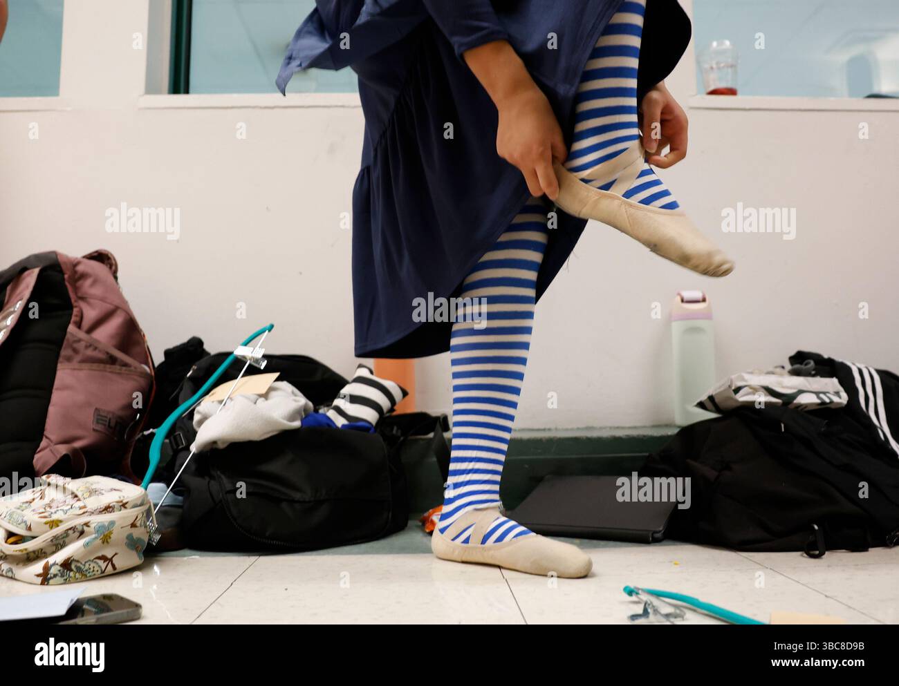 Queens, Usa. Mai 2025. Ein Tänzer zieht sich an, bevor er auf der Bühne auftritt, wenn die Joffrey Ballet School Children's & Youth Ballet Programs am Sonntag, den 18. Mai 2025 in New York City im LaGuardia Performing Arts Center die innovative Nacherzählung des Klassikers The Wonderful Wizard of Oz präsentieren. Foto: John Angelillo/UPI Credit: UPI/Alamy Live News Stockfoto