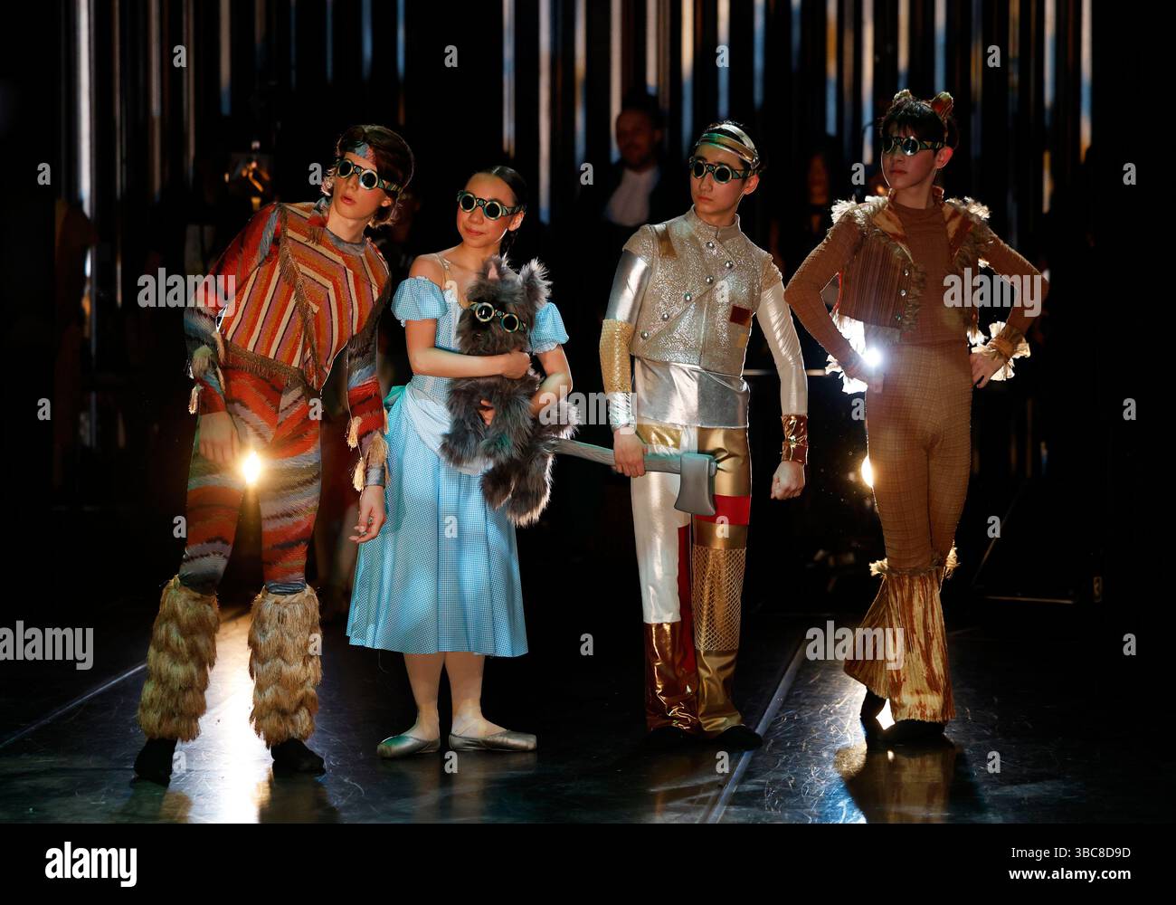 Queens, Usa. Mai 2025. Tänzer in den Rollen der Vogelscheuche, Dorothy, der Zinnmann und der feige Löwe treten auf der Bühne auf, wenn die Joffrey Ballet School Children's & Youth Ballet Programs am Sonntag, den 18. Mai 2025 in New York City die innovative Nacherzählung des Klassikers The Wonderful Wizard of Oz im LaGuardia Performing Arts Center präsentieren. Foto: John Angelillo/UPI Credit: UPI/Alamy Live News Stockfoto