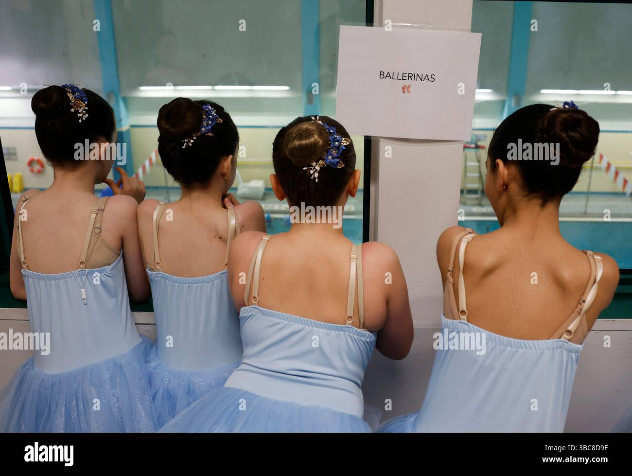 Queens, Usa. Mai 2025. Ballerinas warten darauf, auf die Bühne zu treten, wenn die Joffrey Ballet School Children's & Youth Ballet Programs am Sonntag, den 18. Mai 2025 in New York City im LaGuardia Performing Arts Center die innovative Nacherzählung des Klassikers The Wonderful Wizard of Oz präsentieren. Foto: John Angelillo/UPI Credit: UPI/Alamy Live News Stockfoto