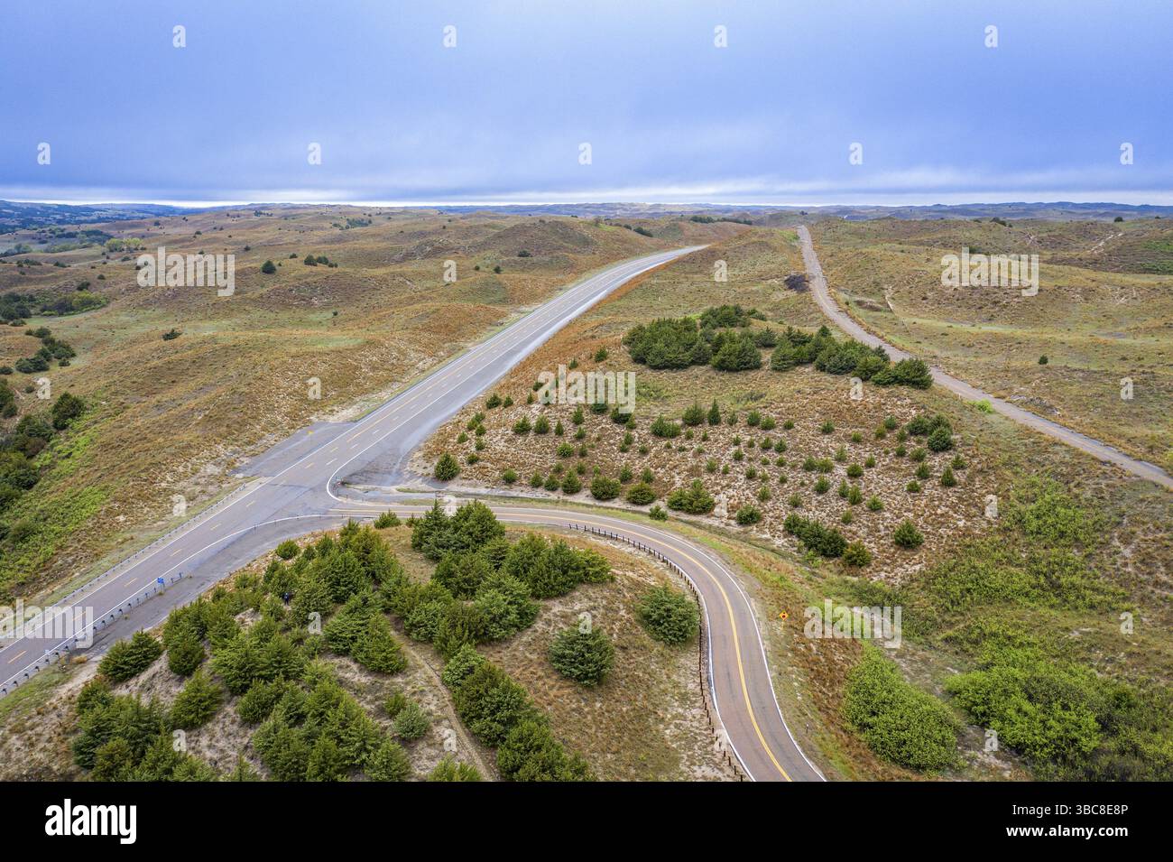 Autobahnüberquerung in Nebraska Sandhills - Blick von oben in die Frühlingslandschaft Stockfoto