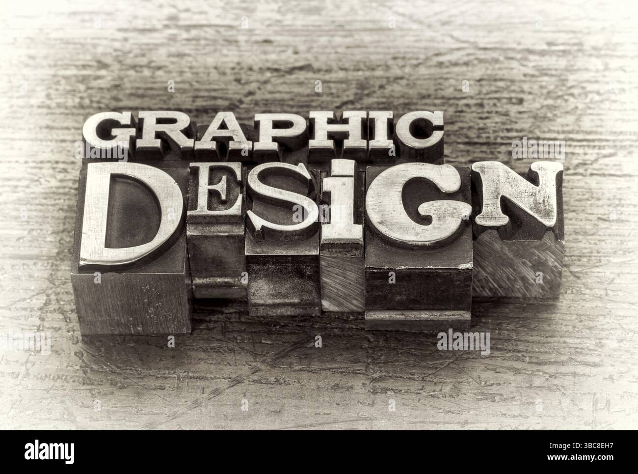 Abstraktes Wort im grafischen Design in gemischten Vintage-Metall-Druckblöcken über Grunge-Holz, Schwarz-weiß-Bild Stockfoto Abstraktes Wort im grafischen Design in gemischten Vintage-Metall-Druckblöcken über Grunge-Holz, Schwarz-weiß-Bild Stockfoto