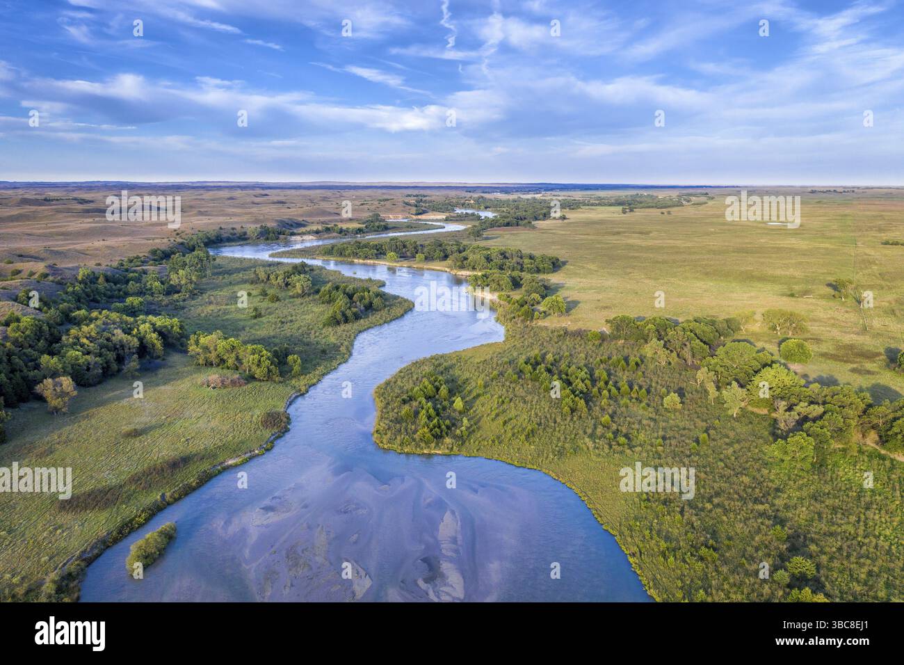 Der flache und breite Dismal River schlängelt sich durch die Nebraska Sandhills im Nebraska National Forest, aus der Vogelperspektive auf den Spätsommer oder den frühen Herbst Stockfoto