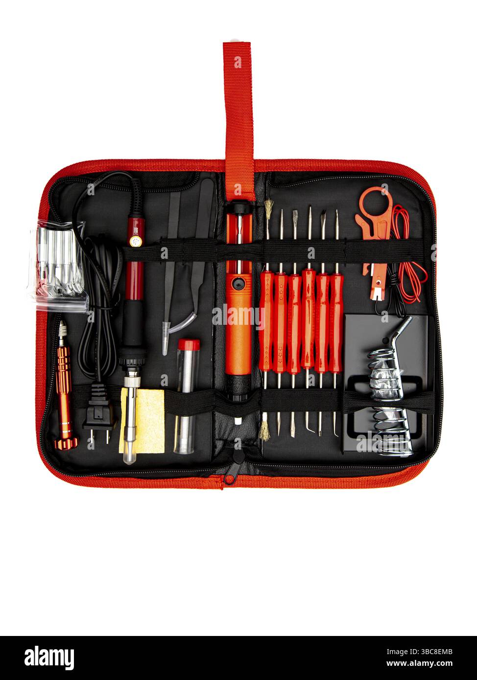 Ein Lötwerkzeug in einem schwarzen Gehäuse, isoliert auf weißem Hintergrund. Schwarzes Gehäuse mit Lötzubehör auf weißem Hintergrund Stockfoto