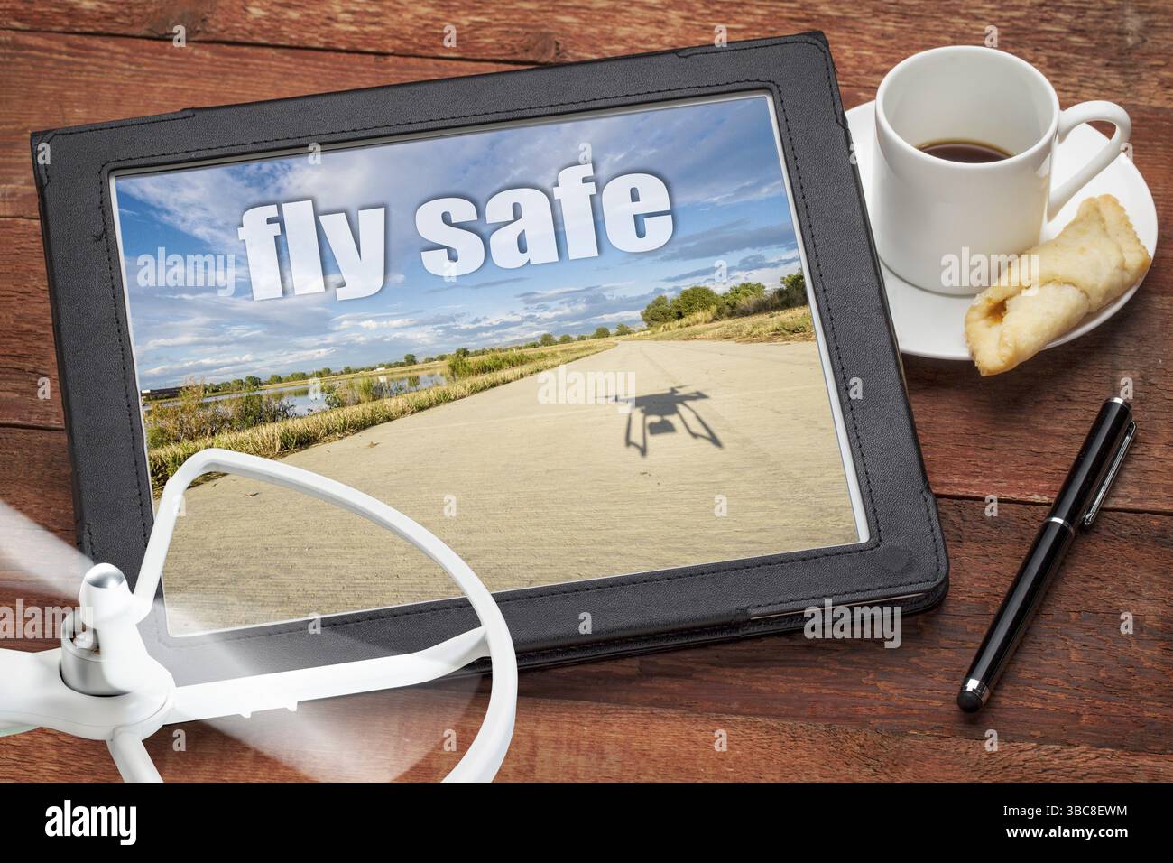 Fly Safe Konzept oder Erinnerung – Luftbild auf einem digitalen Tablet mit Drohnenpropeller und Kaffee Stockfoto Fly Safe Konzept oder Erinnerung – Luftbild auf einem digitalen Tablet mit Drohnenpropeller und Kaffee Stockfoto