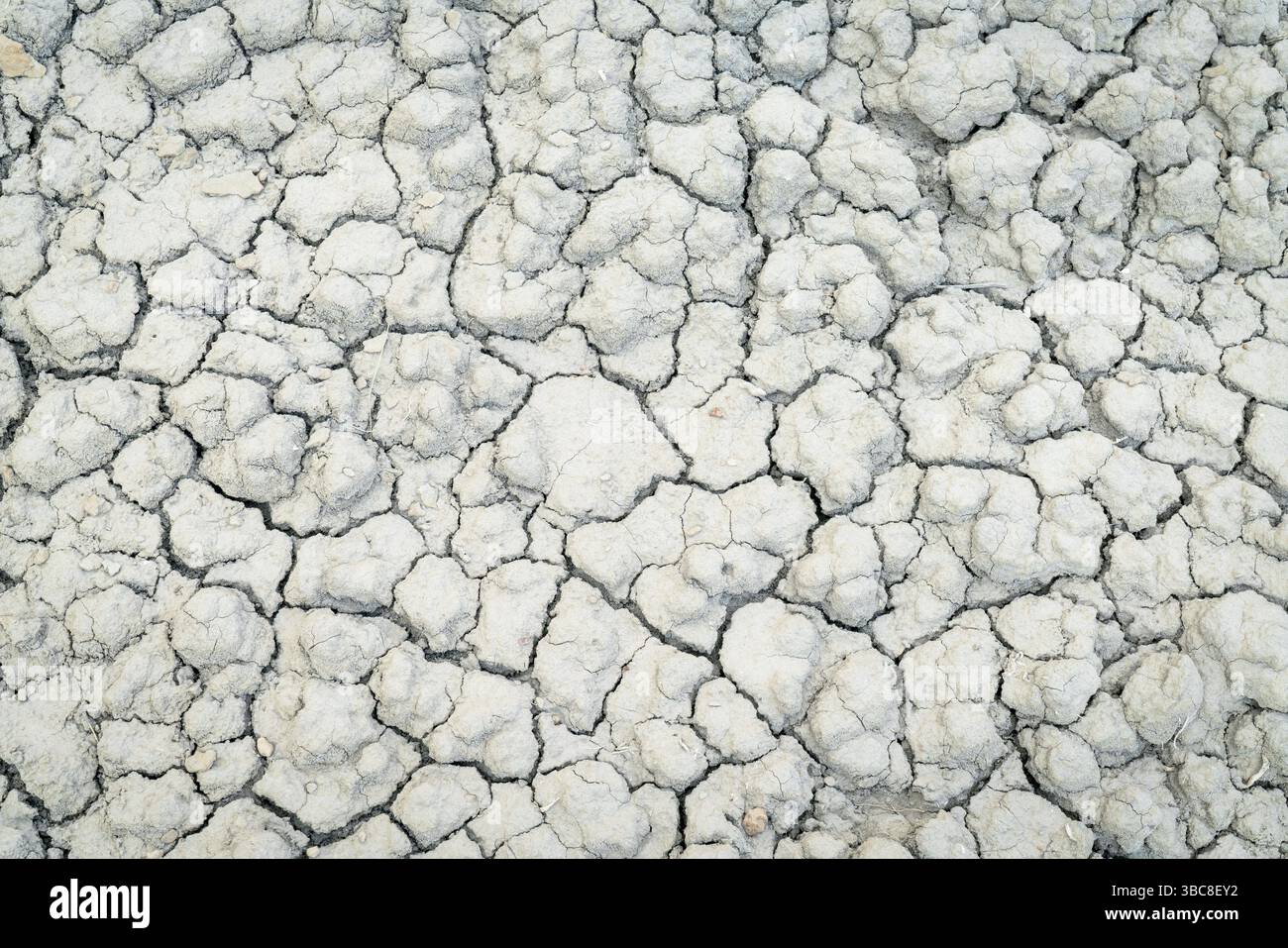 Hintergrund des trockenen und zerrissenen Wüstenbodens in Book Cliffs Area im Osten Utahs Stockfoto