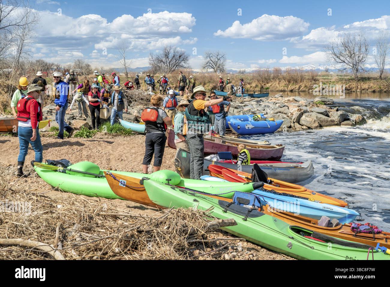 Brighton, CO, USA - 6. April 2019 : Eine diversifizierte Gruppe von Paddlern während der jährlichen Fahrt auf dem South Platte River unterhalb von Denver, die Kajaks in cano transportieren Stockfoto